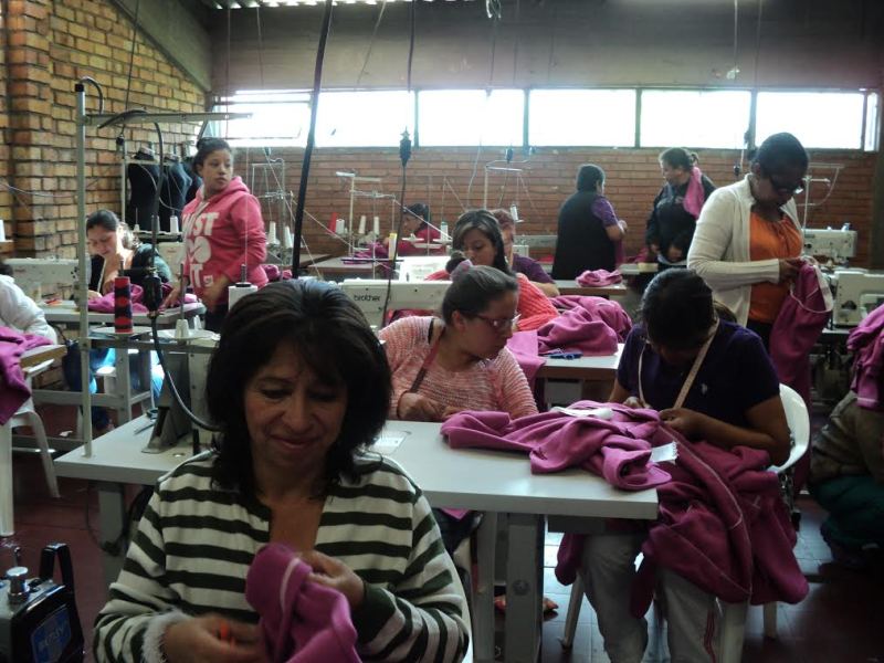 Personas mayores cociendo